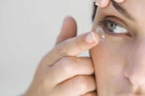 Vor allem Kontaktlinsenträger leiden oftmals unter trockenen Augen und Lidrandreizungen.  Foto: djd/thx/Optima 