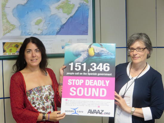 Ainhoa Pérez Puyol (links), Vertreterin des spanischen Umweltministeriums erhält am 4. August 2014 von Sigrid Lüber (rechts), Präsidentin von OceanCare, die Petition von OceanCare und AVAAZ überreicht. Bild: OceanCare